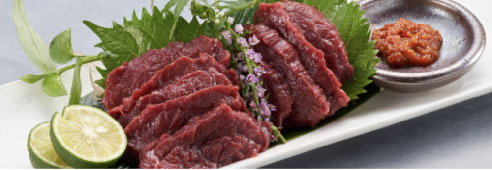 会津の馬刺しは、右の辛子味噌をつけて食べます