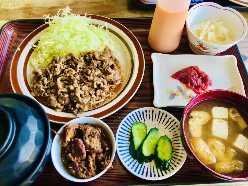 坂下ドライブインの馬肉焼き肉定食。左下の小鉢も馬肉の煮込みです
