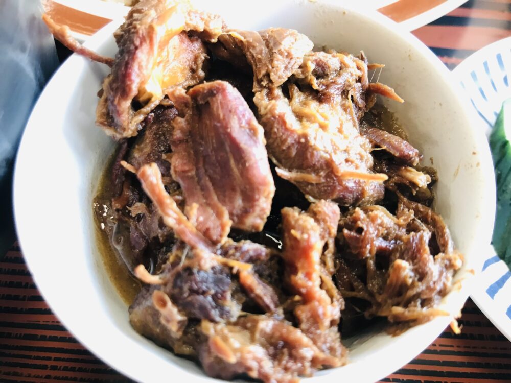 これが馬肉の煮込み。ホロホロで、酒のつまみに最高です